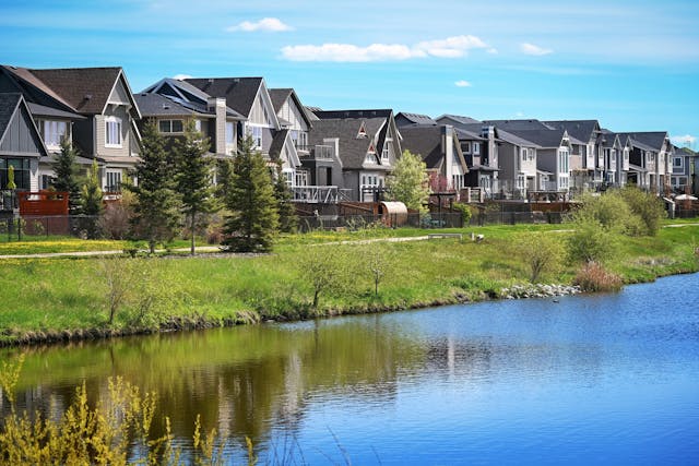 houses lining a lake